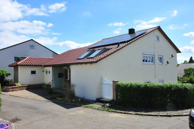 Freistehendes Einfamilienhaus auf großem Grundstück in ruhiger Lage