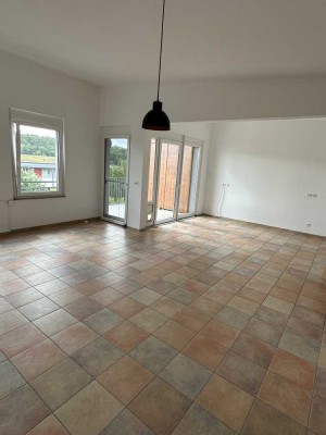 1-2 Zimmer Whg, 3,4 m hohe Decke, 58 qm, Einbauküche, Balkon, TG-Stellplatz
