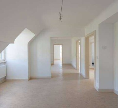 Helle 3,5 Zi DG-Wohnung in denkmalgeschützter Villa