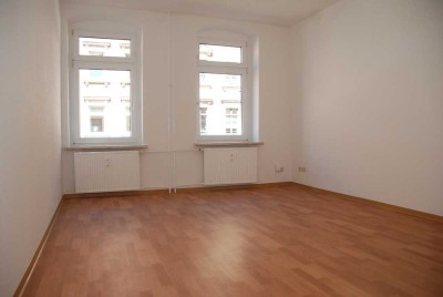 Großzügige Altbauwohnung mit Einbauküche