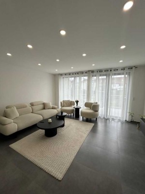 Moderne Erdgeschosswohnung mit Garten in kernsaniertem Zweifamilienhaus