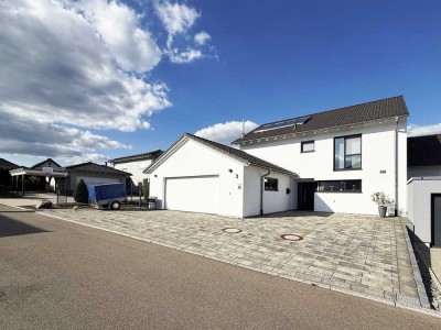 Neuwertige Einfamilienhaus mit Doppelgarage in ruhiger Lage