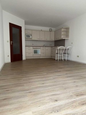 Frisch Renovierte 2-Zimmer-Wohnung mit offener Wohnküche & Bad