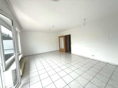 Großzügige 2-Zimmer-Wohnung mit Balkon, Stellplatz & EBK – Mietfreie Zeit zur Renovierung!