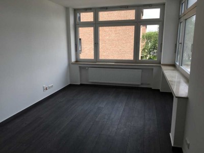 Apartment mit Küchenbereich und Einbauküche in verkehrsgünstiger Lage