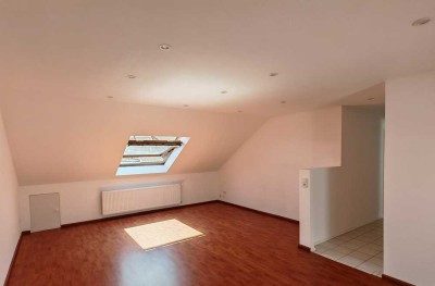 Erstbezug nach Sanierung - Helle 2 ZKB Dachgeschosswohnung