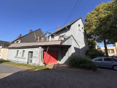 Großzügiges, renovierungsbedürftiges Einfamilienhaus mit Garage in Ortslage