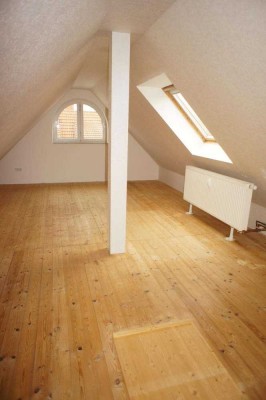 DG-Whg. mit  ausgebautem Dachspitz -  großer Balkon - frei ab 1.11.25