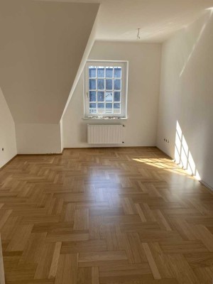 OBERKASSEL - SONNIGE DACHGESCHOSS WOHNUNG (VOLLSTÄNDIG RENOVIERT!) IN BEGEHRTER LAGE