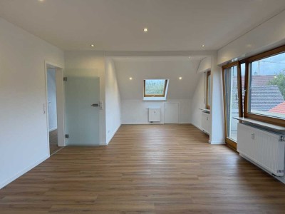 Helle 4-Zimmer-Dachgeschosswohnung (81m²) mit Balkon, Dachterrasse & Garage in Nellmersbach