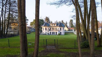 BEZUGSFREIE VILLA VOR DEN TOREN BERLINS