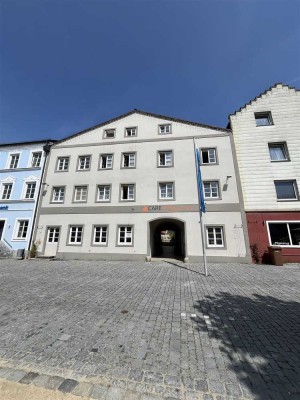 Historisches Mehrfamilienhaus am Marktplatz von Aidenbach – charmant, zentral und renditestark