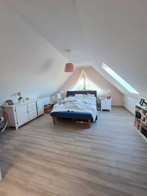 Gepflegte Maisonettewohnung in Doppelhaushälfte mit großem Dachstudio, Terasse und Garten