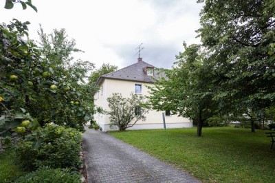 „IDYLLISCHES MEHRFAMILIENHAUS mit großem GARTEN und alten OBSTBÄUMEN“