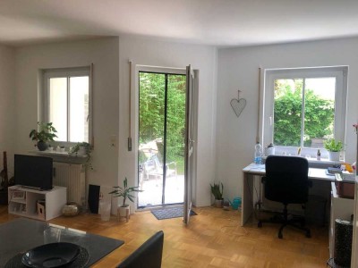 Helle 2 Zimmer Wohnung mit eigenem Garten und Hobbyraum