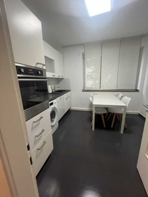 Helle 2-Zimmer-Wohnung mit Einbauküche in Düsseldorf