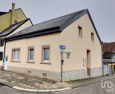 Solides Stadthaus in St. Arnual mit umfangreichen Renovierungen