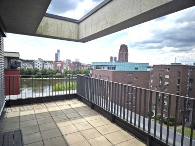 *Schicke Penthousewohnung mit Blick auf den Main und die Skyline*