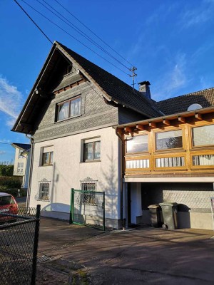 Super Angebot: Wunderschön gelegenes Mehrfamilienhaus mit Gewerbe-Hallen, Freiflächen und Ländereien