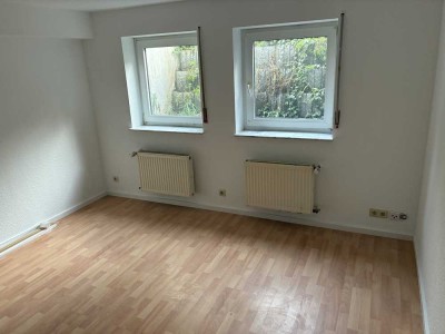 Helle 2-Zimmer-Wohnung im Souterrain mit separatem Eingang