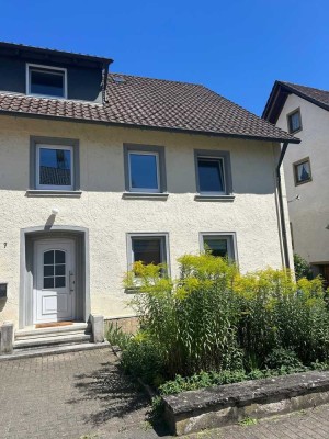 Geräumige, modernisierte 6-Raum-Doppelhaushälfte mit EBK in Tengen