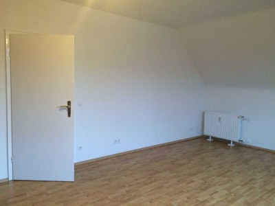 Nähe Herzberg, 2 große Zimmer, 2 Balkone, Küche, Badewanne mit Duschwand, 75m²