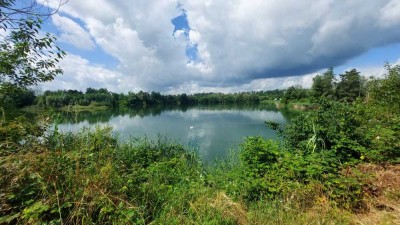 Freistehendes Häuschen am See