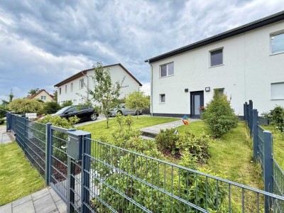 Moderne Doppelhaushälfte mit Terrasse, Fernwärme und zwei Stellplätzen in Velten