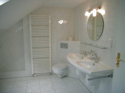 Fußgängerzone Nähe S-Bahn! Ruhig gelegen! Mit Einbauküche & großem Tageslichtbad & neuem Vinylboden!