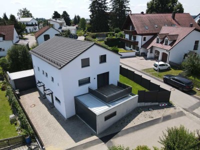 Neuwertige  moderne Doppelhaushälfte mit Garten, Garage und Einbauküche