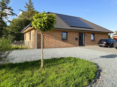 Moderner Bungalow (Bj.2022) mit PV-Anlage, großem Garten & Ausbaureserve