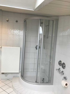 Schöne und gepflegte 3-Raum-DG-Wohnung mit gehobener Innenausstattung mit EBK in Würzburg