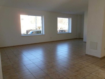 Ellefeld: hell und großzügig, fast ebenerdig, 2 Zi., Dusche und Badewanne