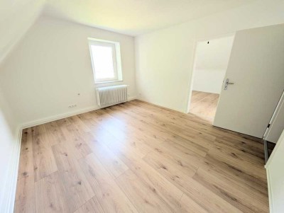 **Klein, aber fein: +frisch renoviert +neuer Laminat +neues Tageslichtbad**
