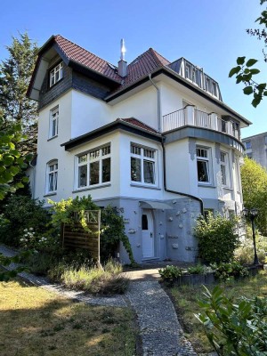 Aufwendig sanierte 2 Zimmer Wohnung mit toller Einbauküche