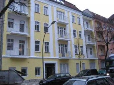 WG geeignete geräumige 2 Zimmer Altbauwohnung mit 2 Balkonen!