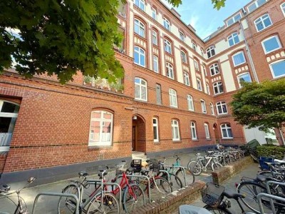 Charmante 2-Zimmer-Eigentumswohnung mit Südost-Balkon im gepflegten Altbau in Hamburg Barmbek-Süd