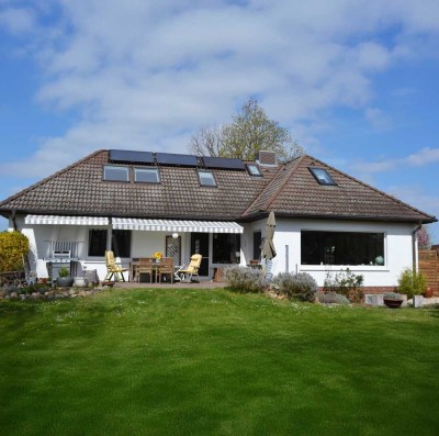 Großzügig, grün, ganz privat - Bungalow mit Bauplatz!