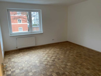 Komplett renovierte helle 2-Zimmer-Wohnung, Wohnküche, Balkon, in Milbertshofen