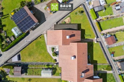360° | Wohnen in ruhiger Lage: Charmanter Split-Level-Bungalow mit Garten und zwei Garagen
