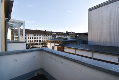 Nahe Theaterpark! Sanierungsbedürftige 3-Zimmer-Wohnung mit Balkon in der Innenstadt.