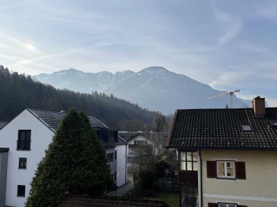 Geschmackvolle, neuwertige 3-Zimmer-DG-Wohnung mit geh. Innenausstattung mit Balkon