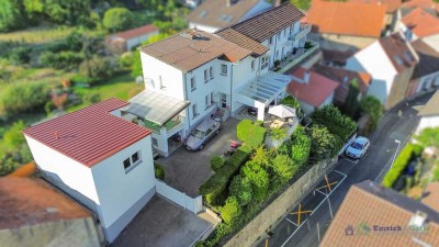 Zwei Einfamilienhäuser mit Nebengebäude & traumhaftem Weitblick in Wackernheim