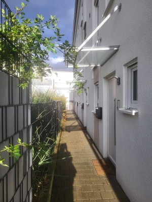 Modernes Reihenhaus mit großer Penthouse ähnlicher Dachterrasse