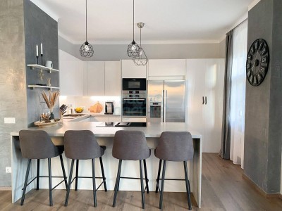 Renovierte Gartenwohnung mit 386 m² Eigengarten, Balkon und zwei Stellplätzen – Nähe Haid-Center