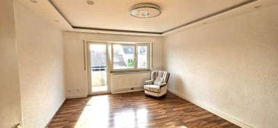 Stilvolle, sanierte 3-Zimmer-Hochparterre-Wohnung mit Balkon und Einbauküche in Stuttgart