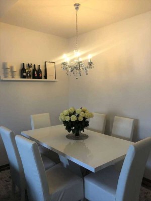 Schicke 2-Zimmer Wohnung mit eigener Terrasse und Garten zu vermieten.