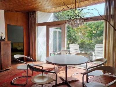 "Kernsanierungsbedürftig, aber voller Möglichkeiten – Haus in ruhiger Villenlage von Gerlingen"