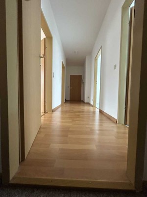 Geräumige helle 2 Zimmer Wohnung mit Wohnküche hohen Decken. Provisionsfrei
