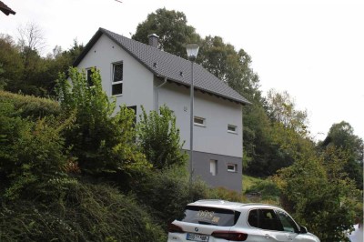 "Modernes Einfamilienhaus im idyllischen Flörsbachtal - Wohnen mit Terrasse, Garten und Natur pur!"